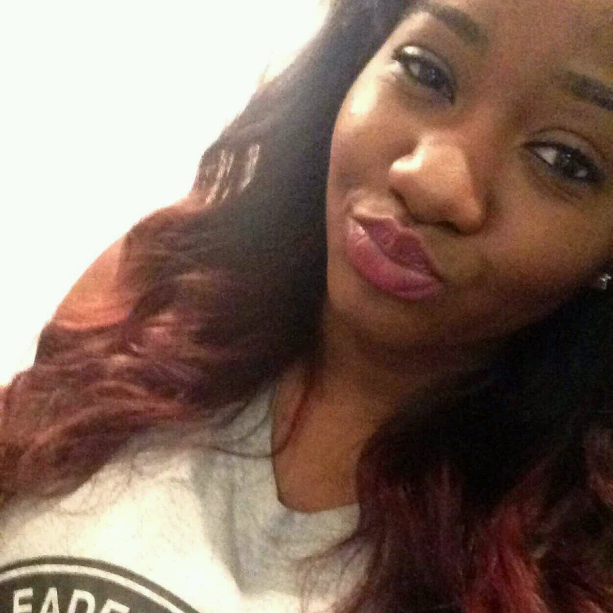 YollandaSavino's profile picture. follow et je follow back...#TeamZ #243 #242