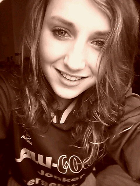 17/ voetbal Dames1 / No more no less