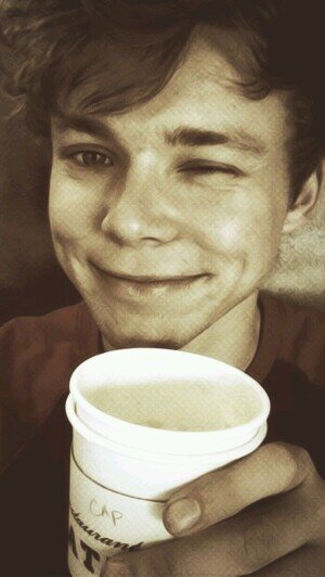 PLEASE FOLLOW @ASHTONISMYIRWIN ♡ she follows back instantly.