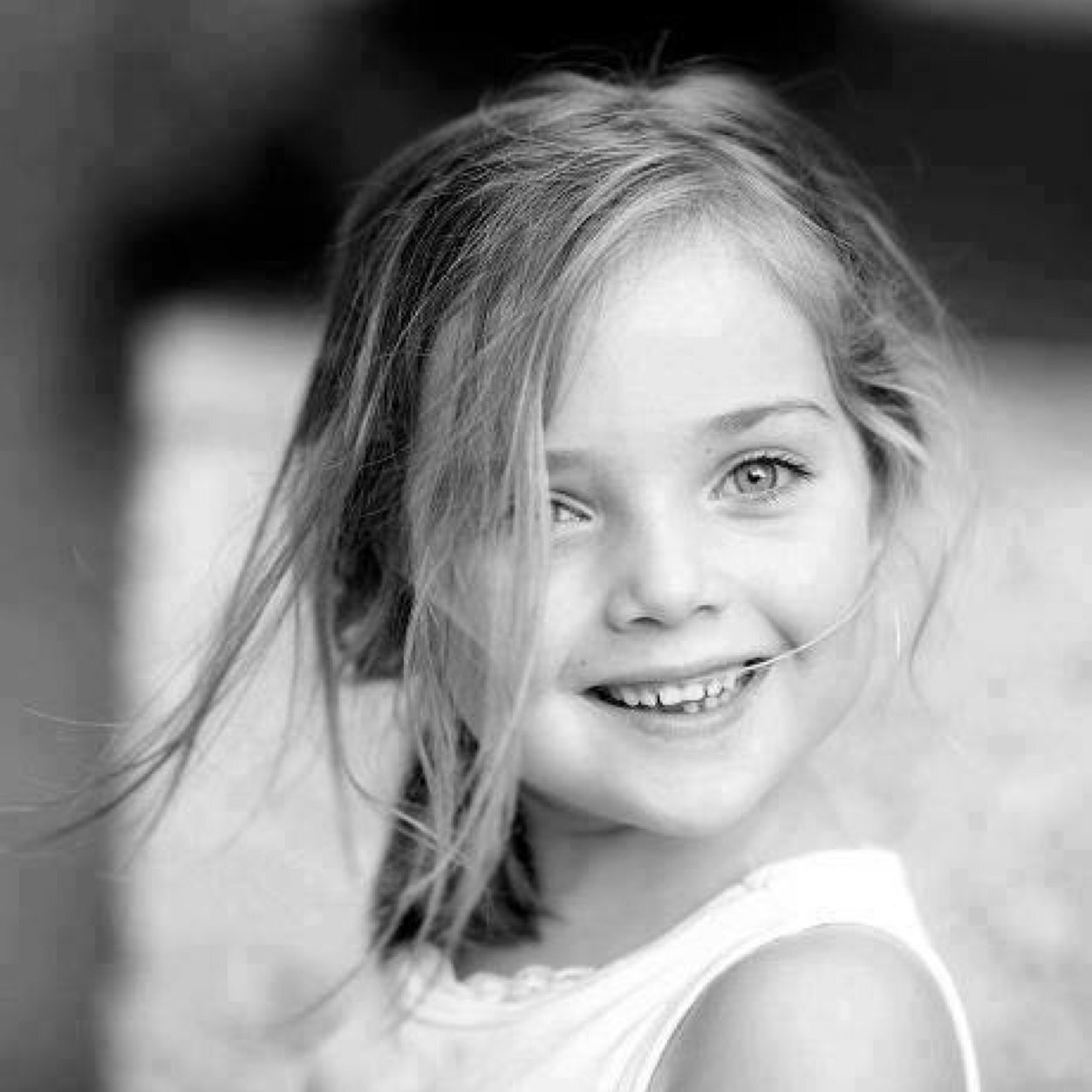 chan_bueno's profile picture. أسلك مسالكا ودروب لأغفو على سمو العلم وأتخذ دهاليزه غطاءً،، أخربش بعض الكتابات وأثري لغتي بقراءة الكتب ،، أ