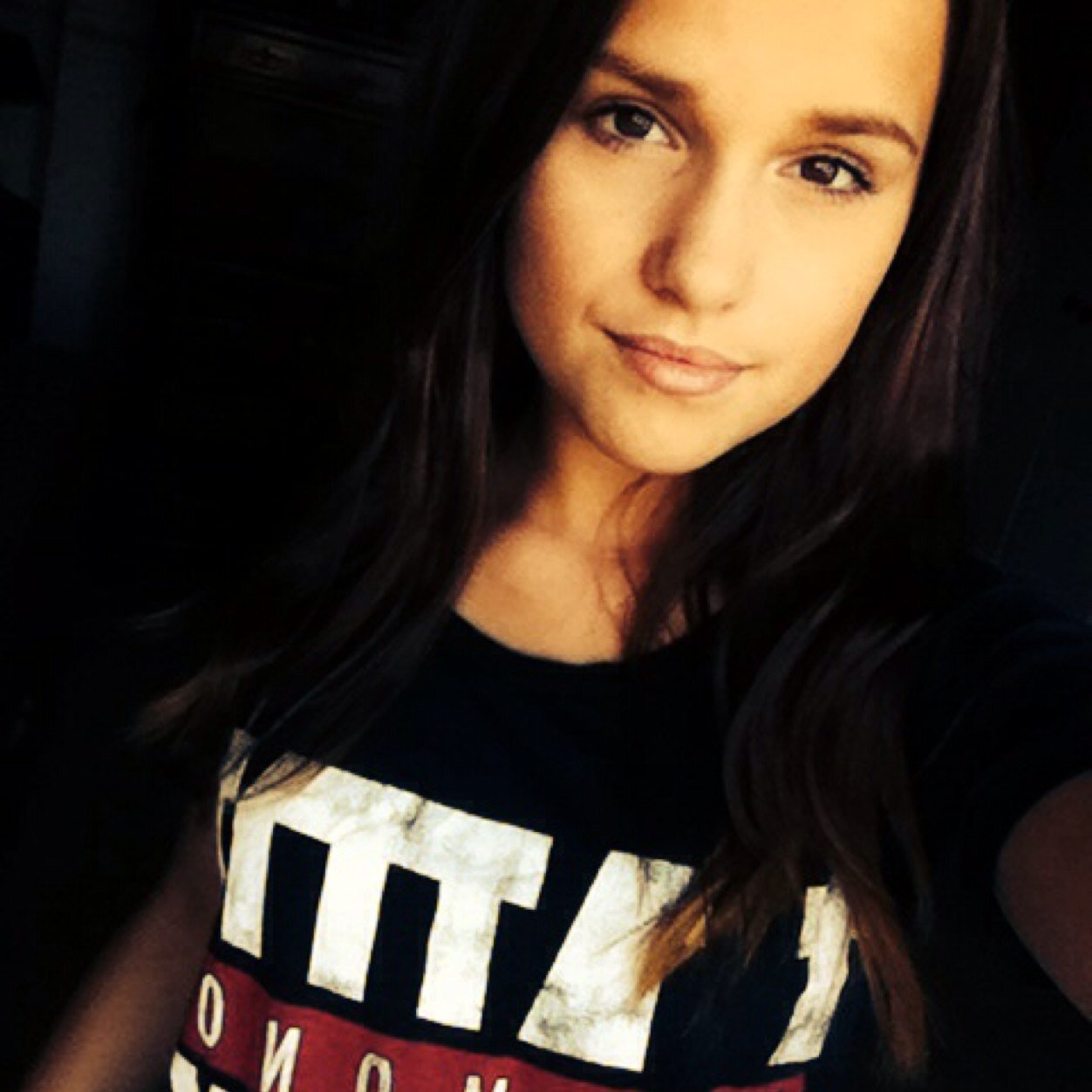 14 years old girl from sweden , love to sing 

Justin bieber, Ariana Grande, Ian Somerhalden, Nina Dobrev, Paul Wesly, Cody Chistian