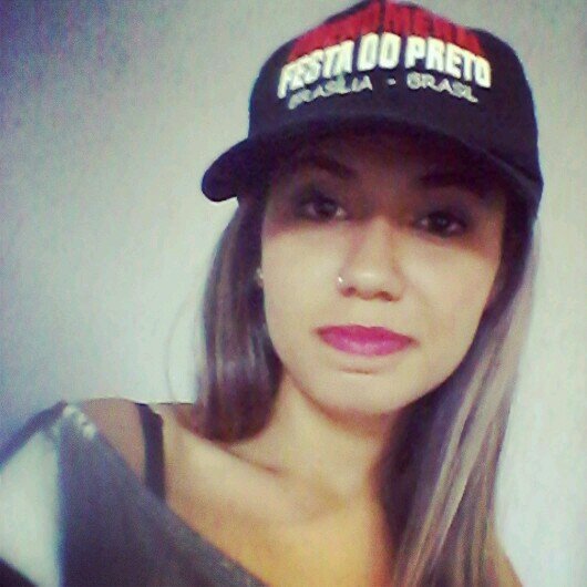 Alegre,divertida,agitada,gosto de balada,não sou paciente,comunicativa,chata,patricinha,fresca..é essa sou eu(: