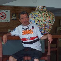 Magro, 1,62 cm, branco, católico não praticante, olhos esverdeados, cabelo castanho curto, 18 cm, passivo.