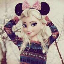 Reina de Arendelle. Maquina de hielo andante. Solitaria pero feliz. En mi tiempo libre creo muñecos de nieve y castillos hielo. Adoro a mi hermana Ana.
