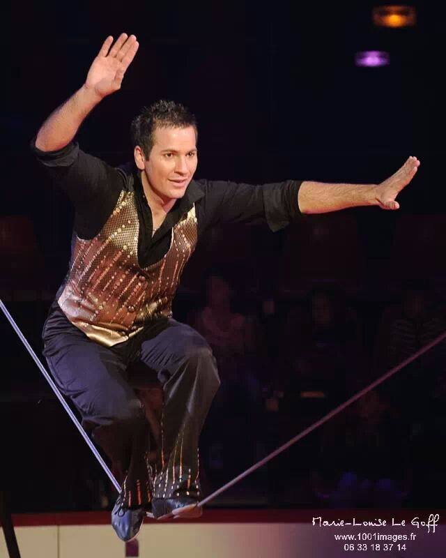 Antoine, Cirque Pour Vous ! Pour vos évènements, spectacle, animation avec son fil souple, clown, échasses, animation atelier cirque et spectacle interactif!