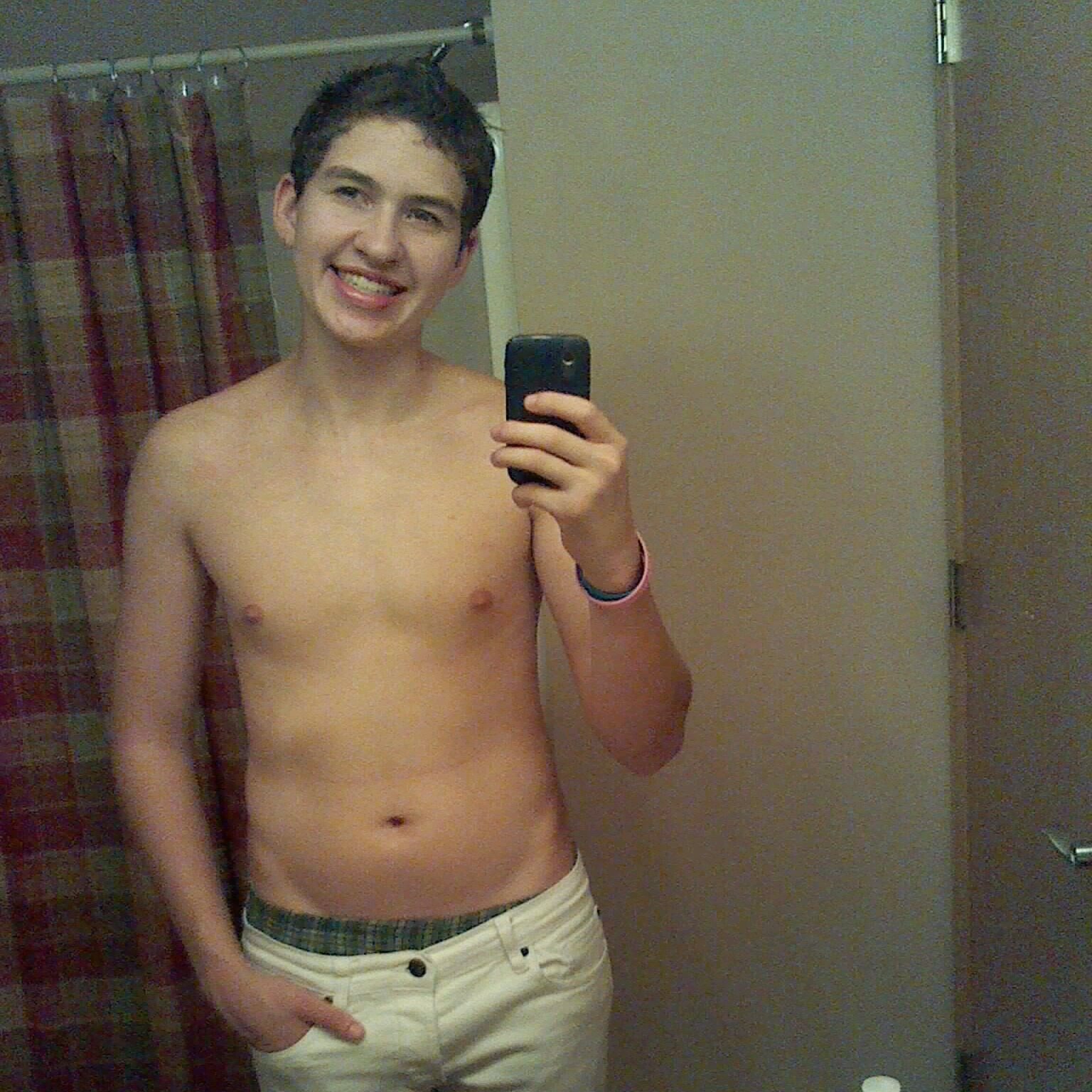 Hello I'm Chase , I'm 18 and Single I Play Ps3 and do GFX (: