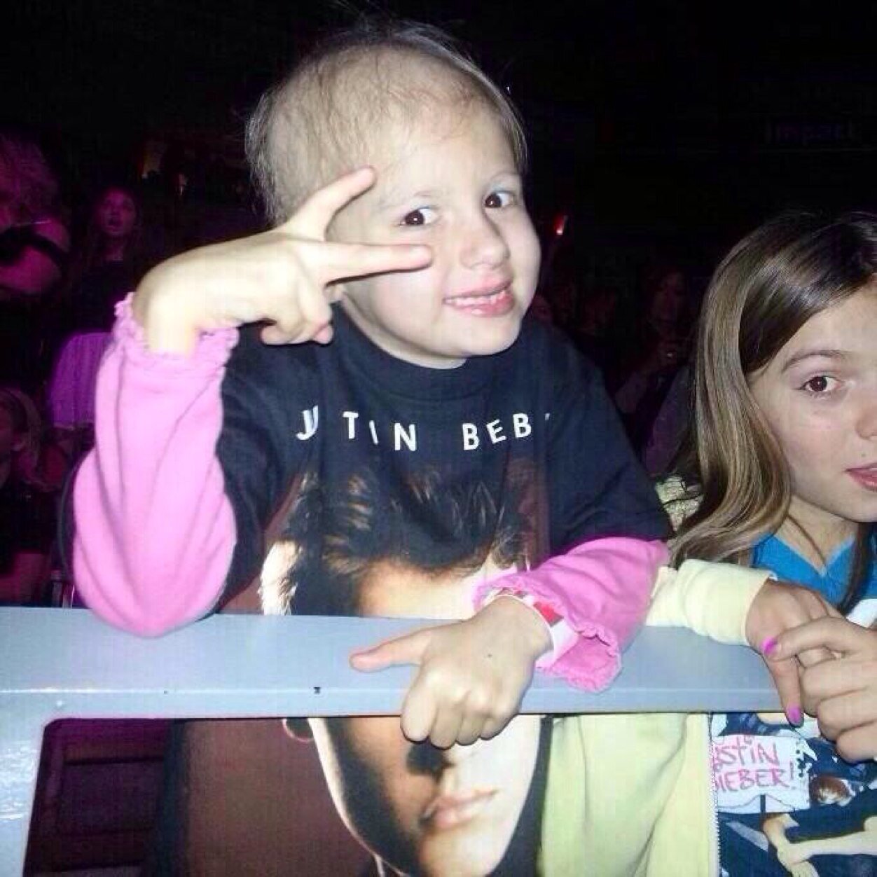 Miley age 6, has Stage IV Osteosarcoma her dream is to meet Justin. you can help by tweeting #JustinMeetMiley
