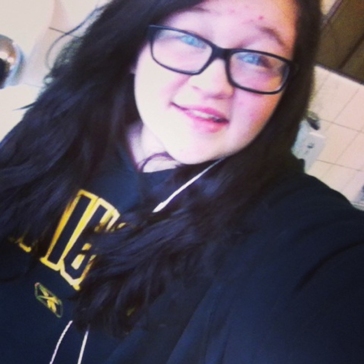 Alyssa's the name
•15yrs old• 
•Straight••Single•
•singing is my forte•
•love who you are•
•Ontario•
•Grade 10•