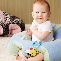 Designed by a mom, the Hugaboo baby seat gives your baby the freedom to comfortably observe their surroundings, and spend quality time with the family.