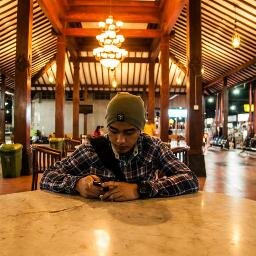 Perjanjian (batas) antara kami dan mereka (orang-orang kafir) adalah shalat, maka barangsiapa meninggalkan shalat niscaya ia telah kafir.