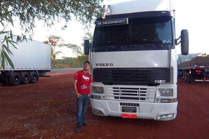 bom como vcs pode ver trabalho com essa careta sou solteiro sou do signo leao tenho 25 anos gosto d viajar de esportes d ler passear de churasco  lasanha e etc