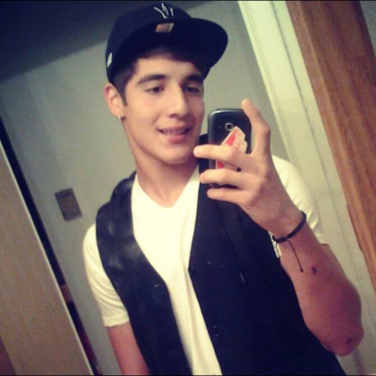 Follow me and I'll follow you back, but only if i like you 
Haha bitches!