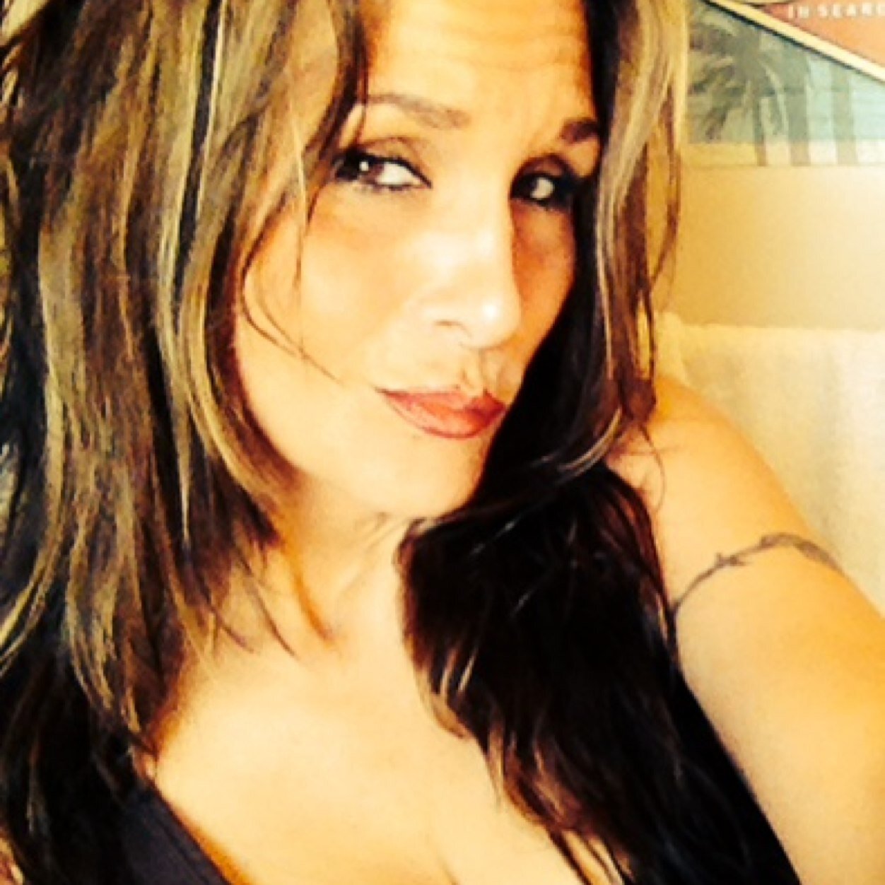 TinaDarwell's profile picture. Licensed nail tech offering luxury press ons to decorate your fingers💅 ME/CFS warrior💪🏼Purchase your set by clicking my Poshmark link below👇🏼