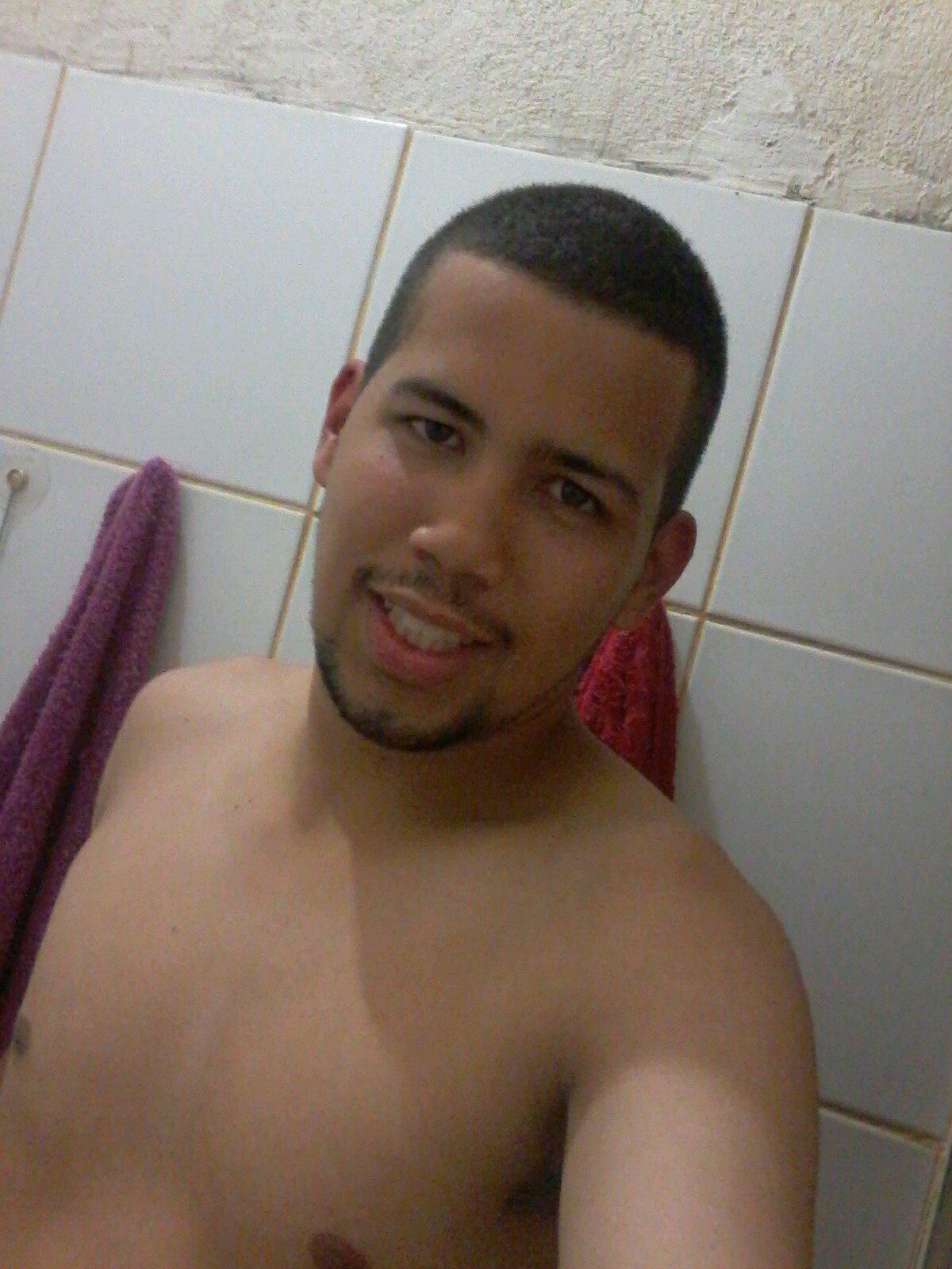 calmo tranquilo em pouco chato as vezes divertido talvez bonito ou meio lindo mas fazer o que ne deixa rolar q a vida ta passando e nao espera ninguem ;-)