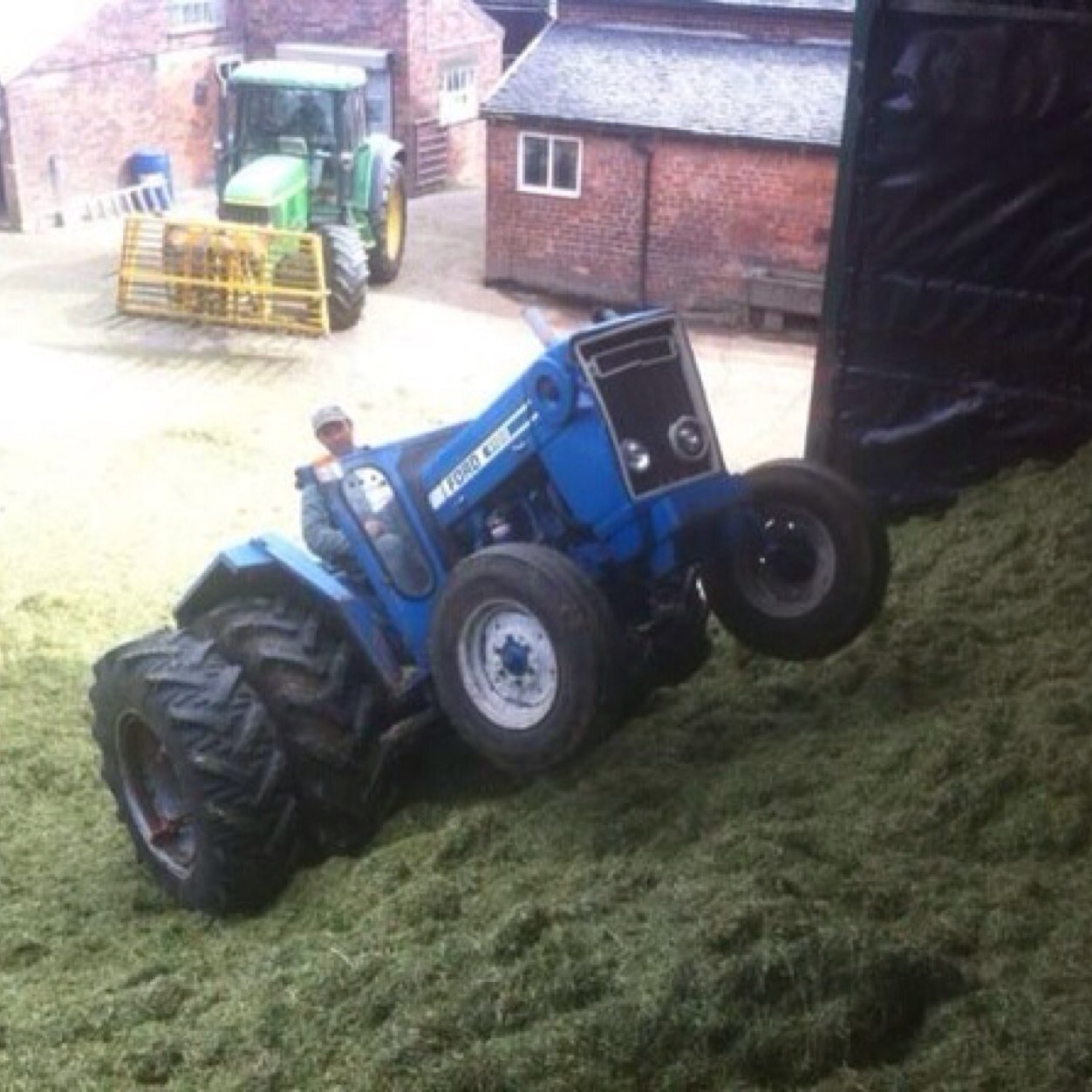 Cheshire dairy farmer. Ford car and tractor enthusiast. Dad to two amazing daughters.