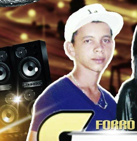 sou vocalista, gosto de dança, taca violão.
