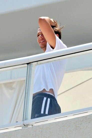 go and follow @louisgangs bc she gives u this free follow, thank you x.