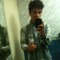 Nací, crecí y no sé como vine a parar aquí. Gringo, si quiere saber más acerca de mi espere a que actualice mi biografía el 31 de febrero.