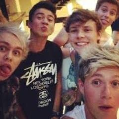 Pleasw follow @KristyTheKat she always follows back. i'll love you if you do 3 xx