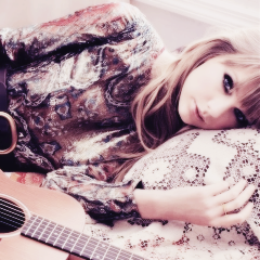 ❂ — Creo que la vida está llena de primeros amores, porque cada vez que alguien nuevo te ama, te ama y lo amas de una manera diferente.