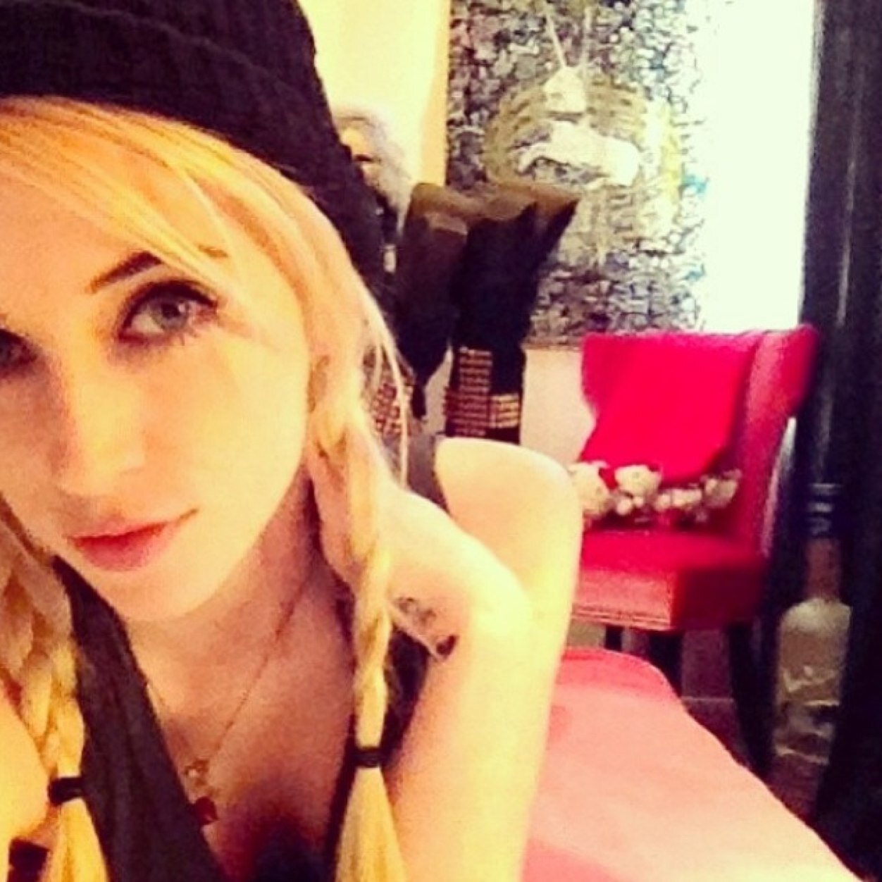 Singer/Songwriter. Princess of fucking darkness. {R}oyal {P}ain