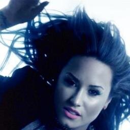 Ainda que todas as luzes se apaguem, eu sempre verei o brilho se você estiver aqui. @ddlovato ಌ
