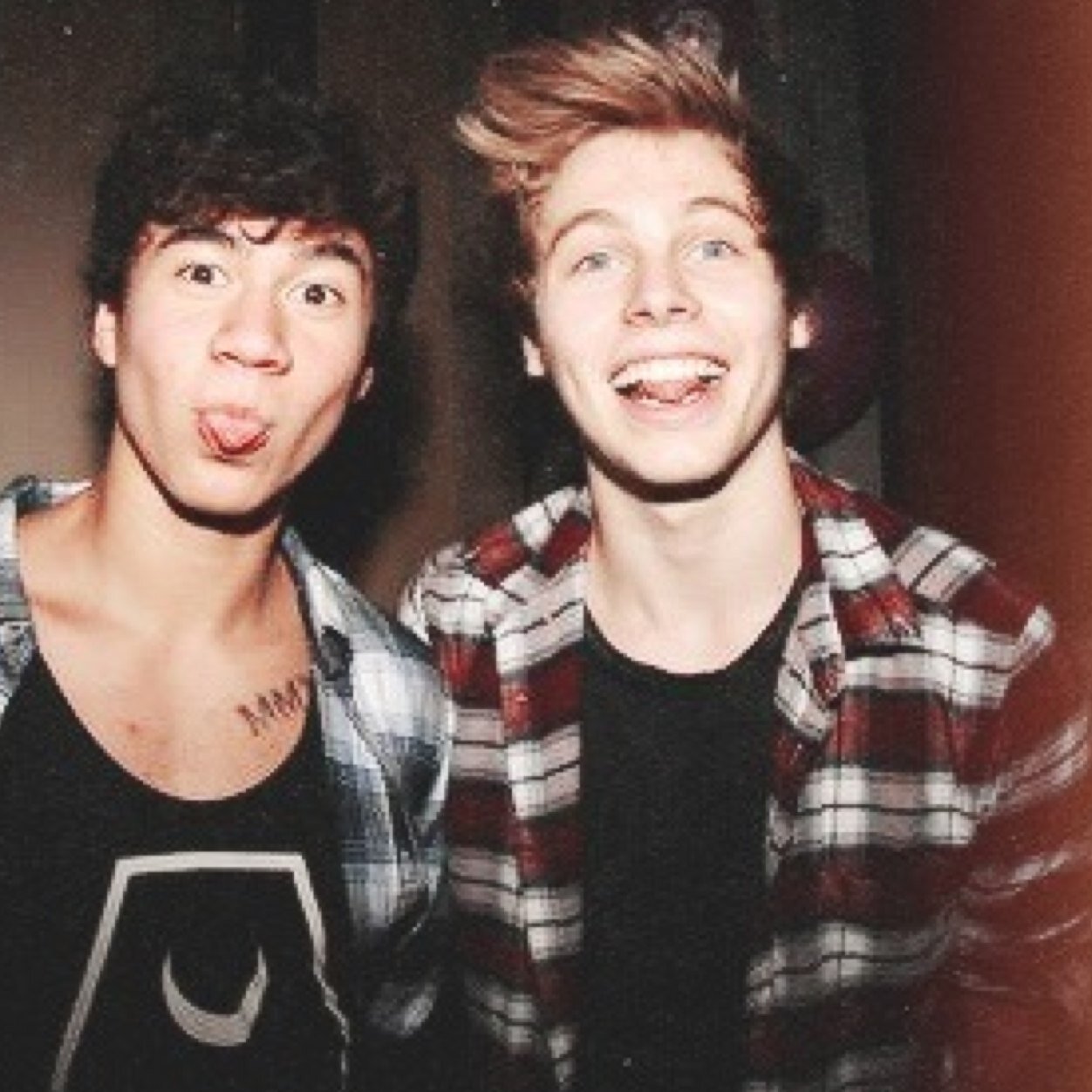 ASK @CONDOMHOOD IF YOU WANT THE @, AND FOLLOW HER BC THIS IS A FREE FOLLOW FROM HER :---)