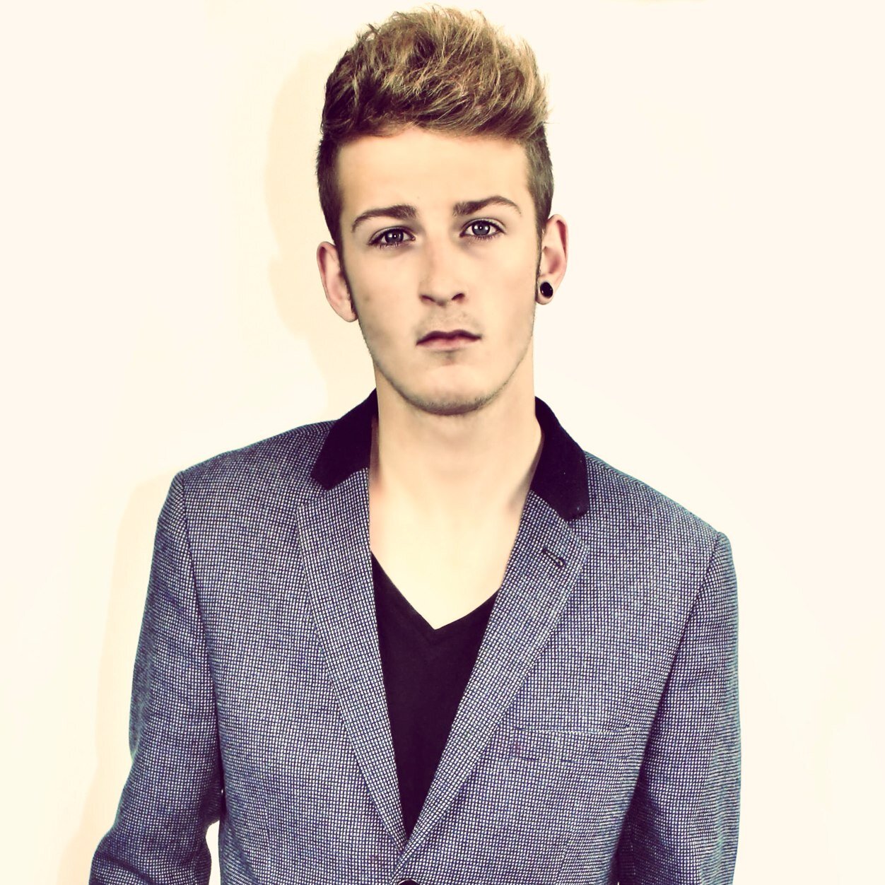 Ash Fans! Singer/Songwriter ... Follow him! @AshJSherlock