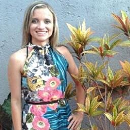 sou uma péssoa amiga carinhosa um pouco atrapalhada mas muito feliz sou trabalhadora e muito feliz e agora esto namorando e amando muito