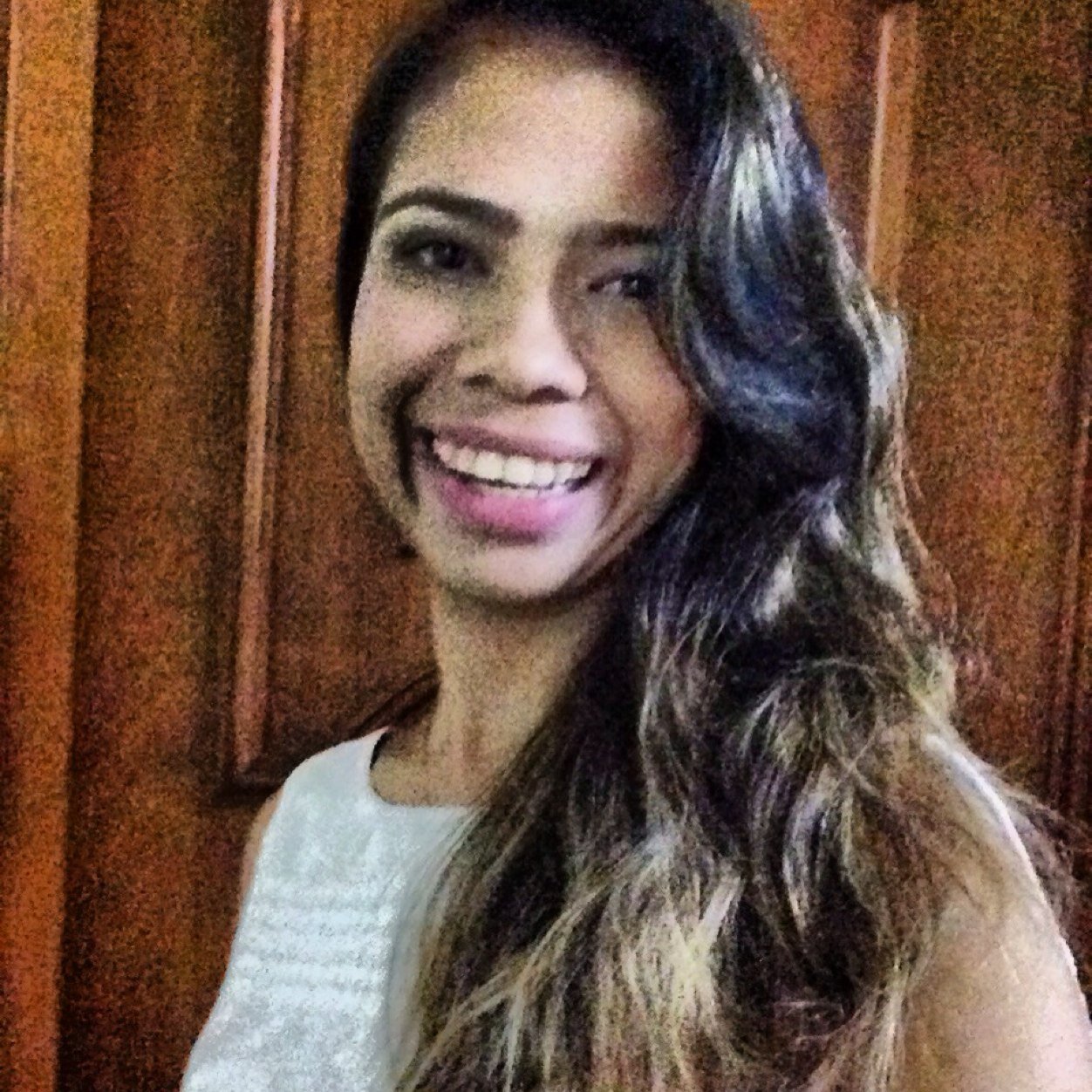 Filha da Dna. Jô, noiva do Cleyton. 
Apaixonada por flores e cores🌸🌸🐦💙