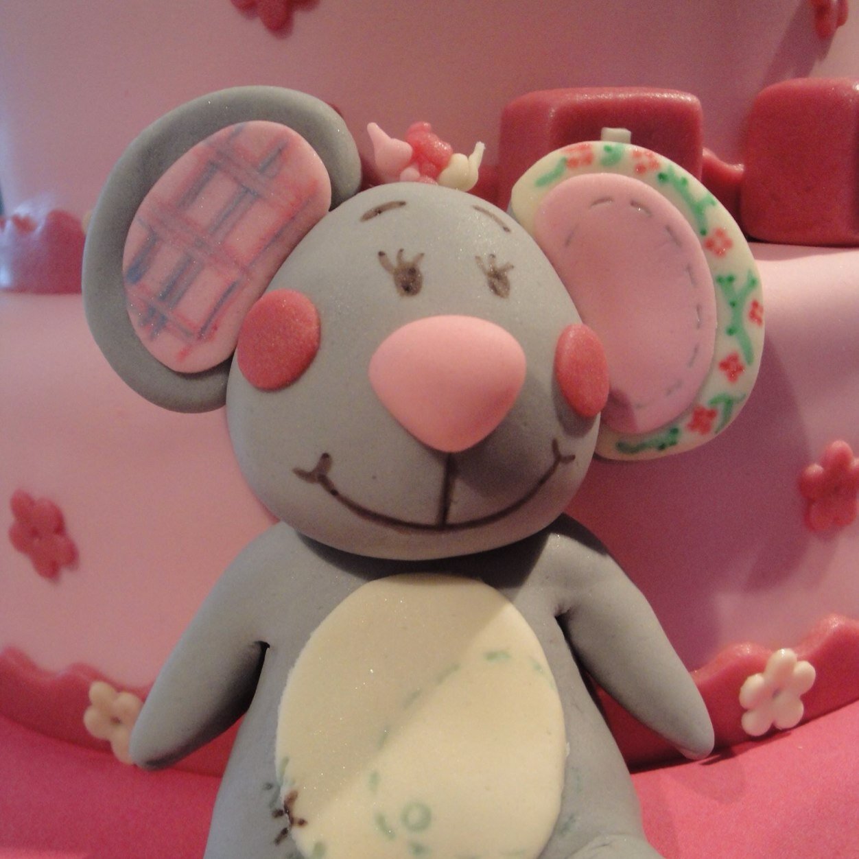 Figurines, personnages célèbres, décoration en pâte à sucre pour vos gâteaux. Contactez-nous...