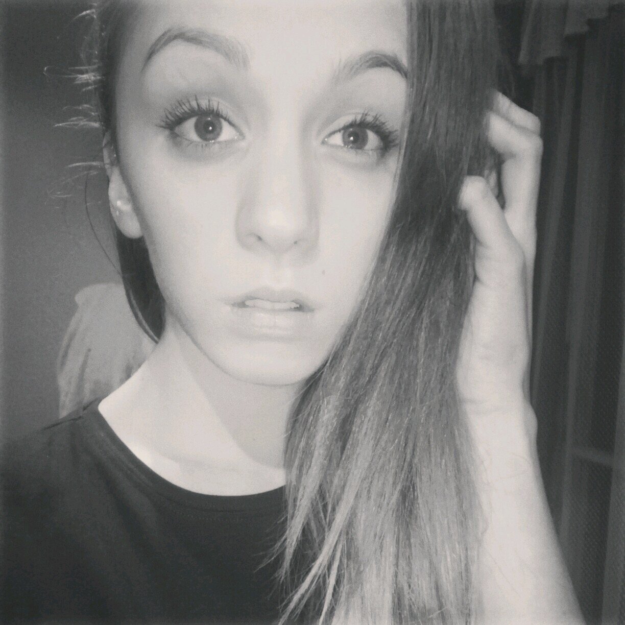 I'm a directioner,mixer and belieber.I love vampire diaries.