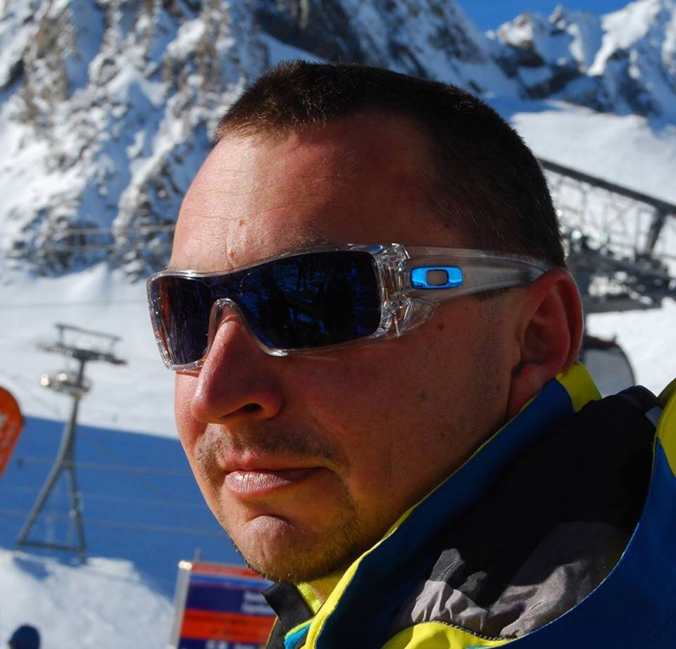 Funcarver's profile picture. Я горнолыжник и путешественник, эксперт своего дела. Я катаю телемарк, карвинг и фрирайд.  У меня трое детей. И я научил их хорошо кататься.