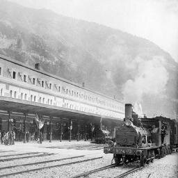 Cuenta dedicada a la Historia de la red Ferroviaria en España. Trenes, metros, tranvías y todo tipo de vehículos sobre raíles.