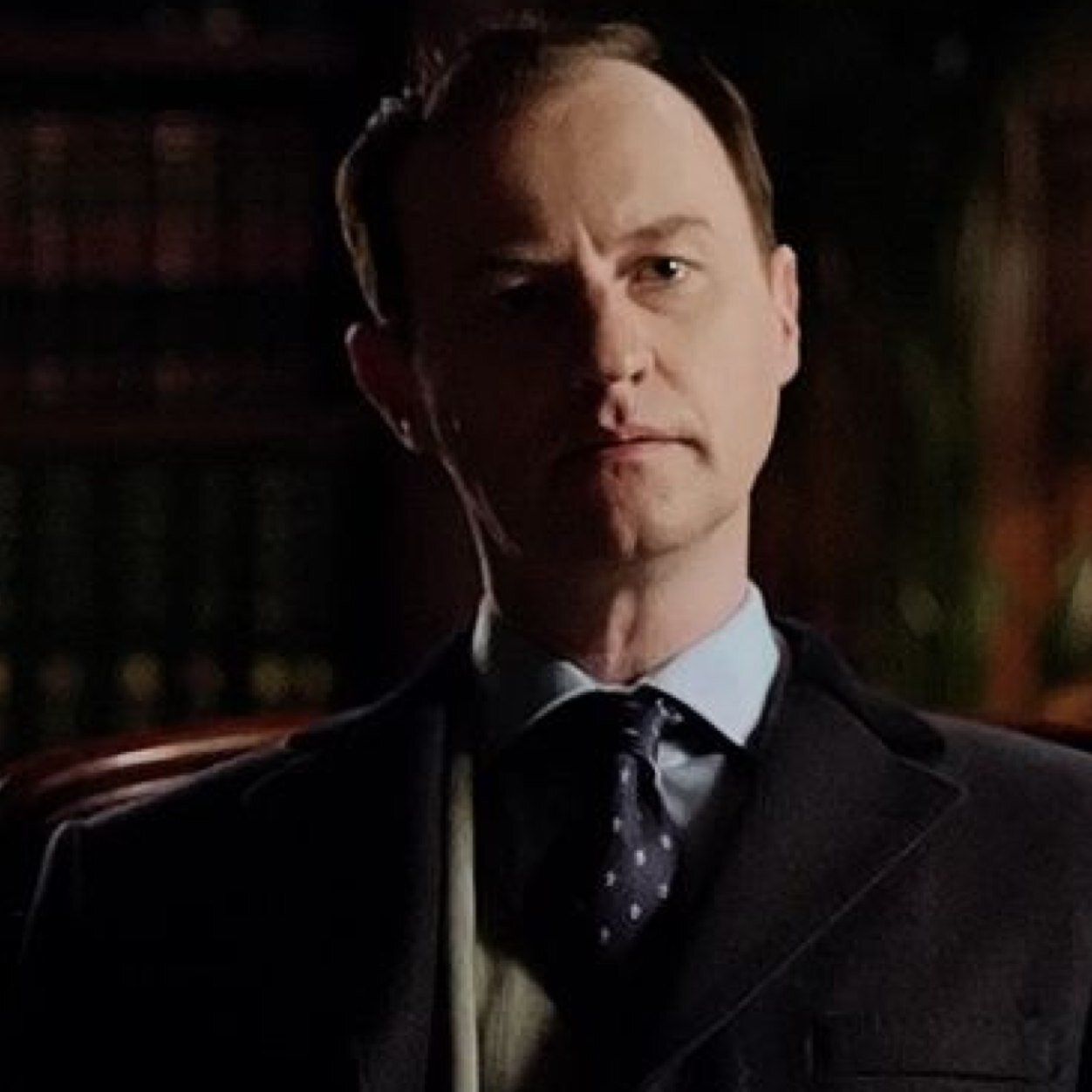 Mycroft. Брат Шерлока Холмса Майкрофт.