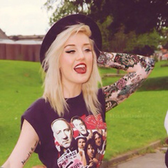 Hello, im Perrie. Im diffrent, drug dealer, demon, killer. Im pretty fucked up. So touch me, I will kill you. {Single}{Bi}{Rp}