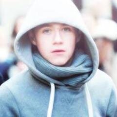 can you please follow @LovingMyNialler and not this acc? :)