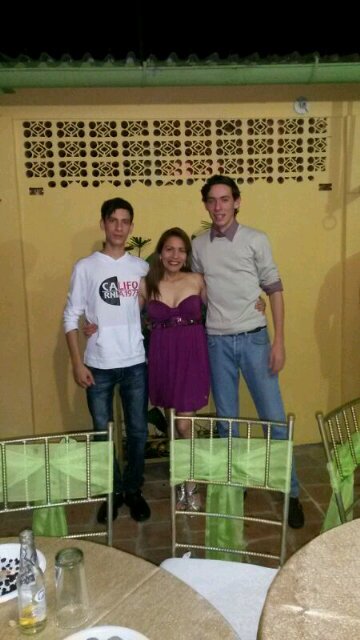 Esposa, madre, hija, hermana, soñadora, nunca dejo de luchar por lo que creo!!! Amo la música. @bandasobrecarga