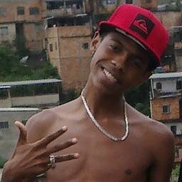 Amo Deus, Amo Música, Amo Twitter, Curto Facebook e Instagran e Amo ela...
Apenas um Garoto Normal...