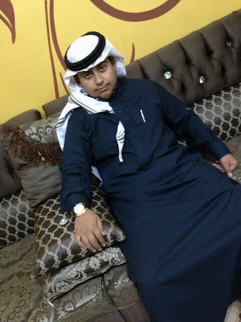 طالب في الصف ثالث متوسط عمري 15سنه واحب نادي الشباب السعودي واعشق كورة القدم