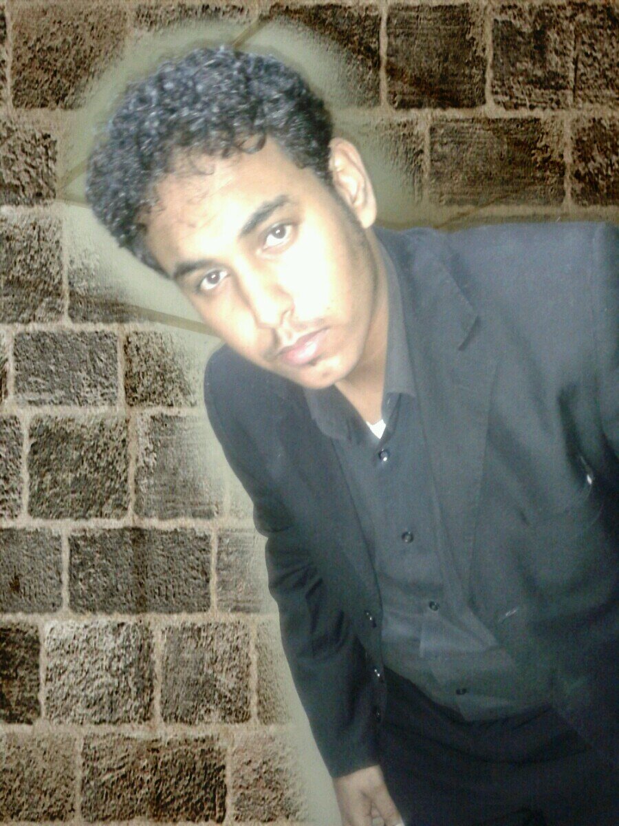 هناك من يراني حقير وهناك من يراني امير لا اعلم كيف/ولماذا لكنني اثق بنفسي وباخلاقي£ ف مادمت امشي مستقيمالا يهمني اذا ظهر ظلي للناس اعوج