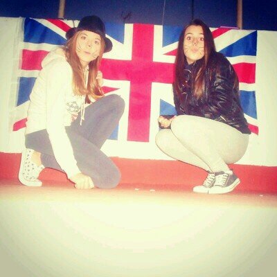 Quedate con el que asta despeinada te ve bonita.
-No me mires -¿porque?-Porque me enamoras.. CFM 10✌