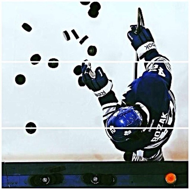 Toronto Maple Leafs Die Hard Fan. Puck all day everyday.⚫️