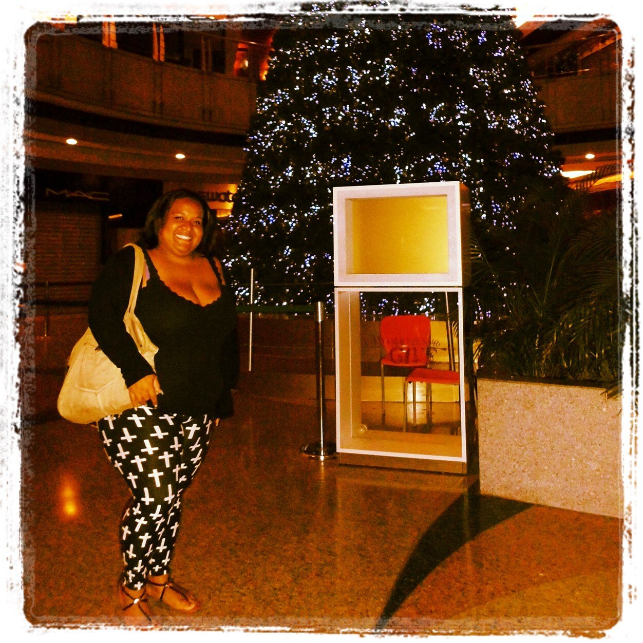 Viviendo un día a la vez, agradecida con Dios por todo y disfrutando hasta el mas mínimo segundo de alegría y felicidad..! Sin darme mala vida..