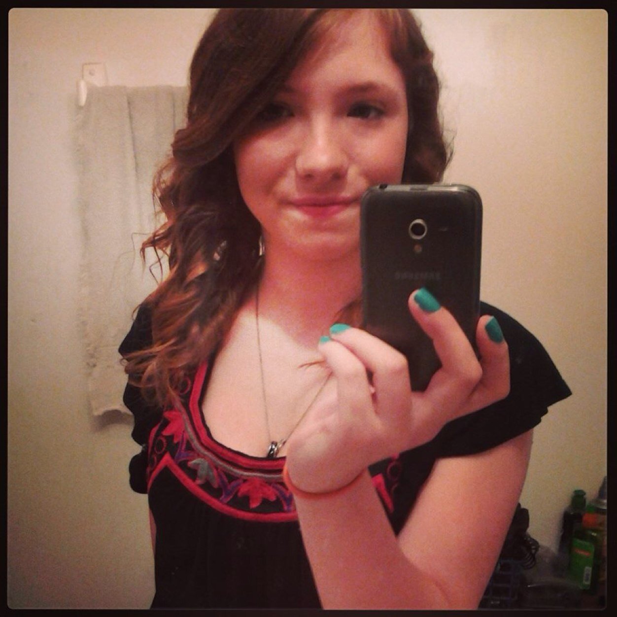 Im 18 years old and I Am A HUGE AUSTIN MAHONE Fan!!! Red and Blue are my 2 favorite Colors. I Love sunsets.I Love Ketcup. Basketball, well its my thing lol