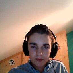 Passionnez de jeux vidéo , world of warcraft (...) n'hésitez pas a me suivre je follow back peace :)