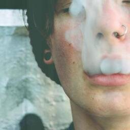 Fumando espero tus besos.