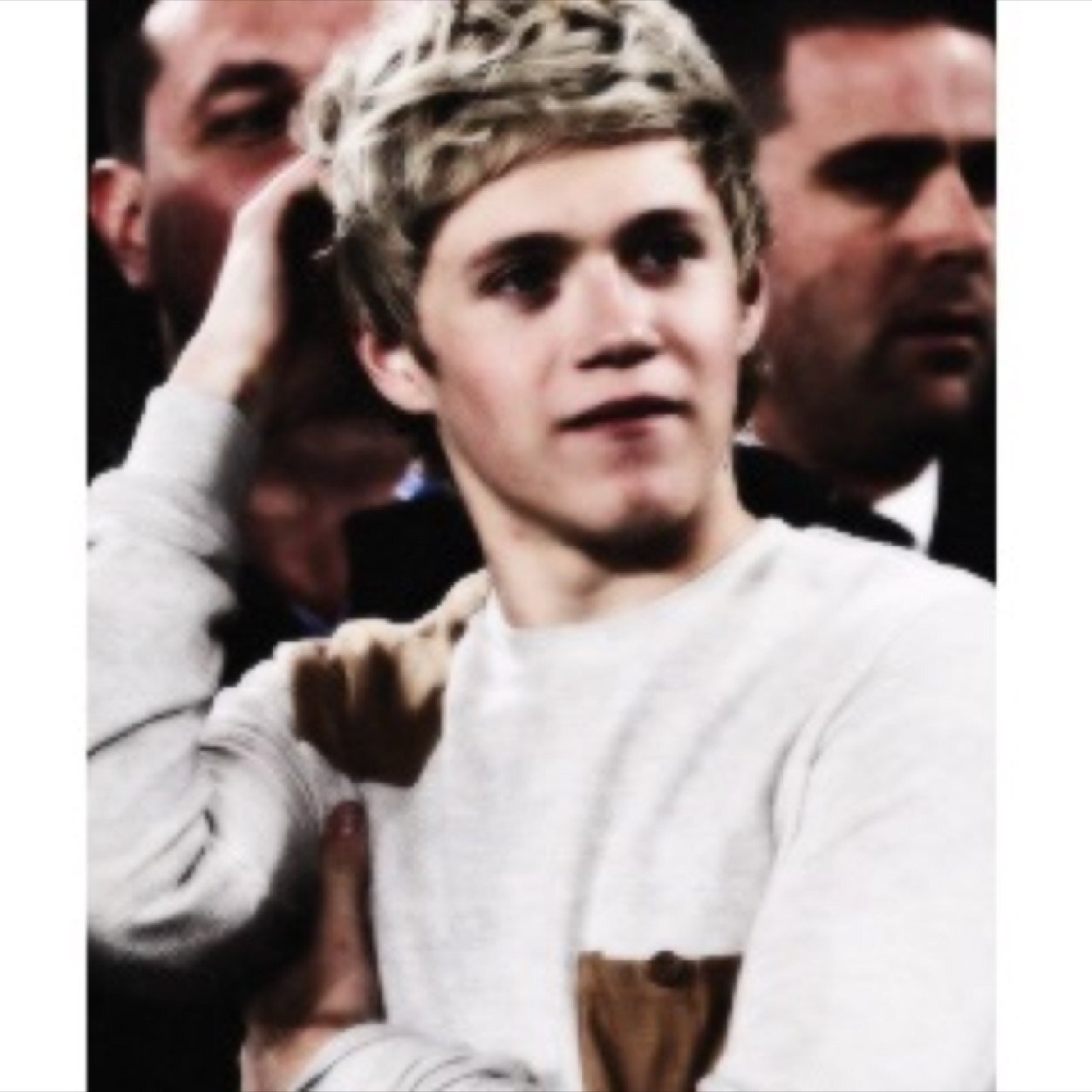 Hey acá Niall, no me hables sin antes darme comida, llevame a nando's y te amare infinitamente, los loveo 3
