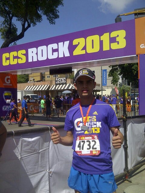 Soy muy feliz y me gusta trasmitir esa alegría que siempre tengo y tambien soy atleta de FE corro y en cada paso que doy le presento a Dios♥ mi País.!