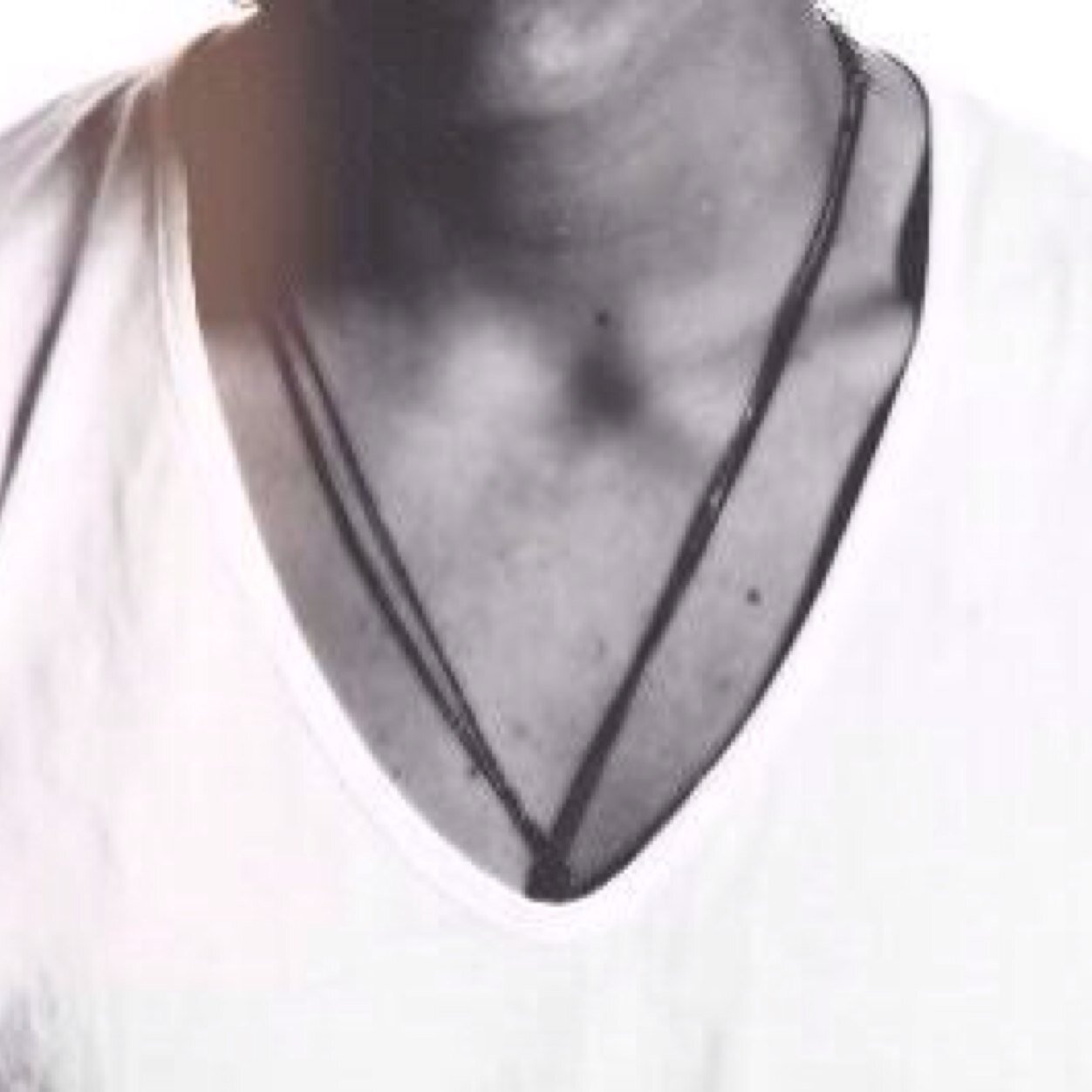 harrycoIIarbone's profile picture. i'm all about harrys collarbone